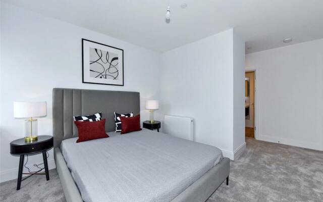 Prestigious & Luxury 2-bed Apartment in Slough