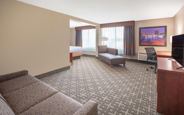 Baymont Inn & Suites Grand Rapids Near Downtown