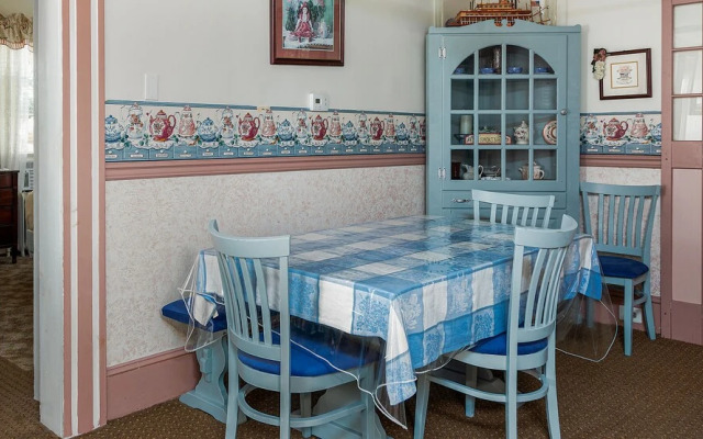 Antoinette's Apartments & Suites