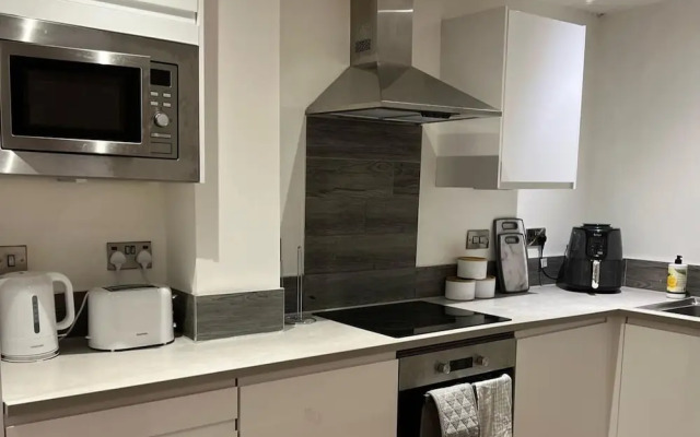 Stylish 2-bed Apt-private Parking-10mins to Centre