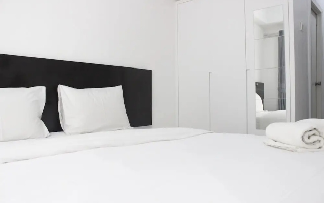 Monochrome Style Studio Room @Grand Asia Afrika Apartment – Guest Rooms – Bandung