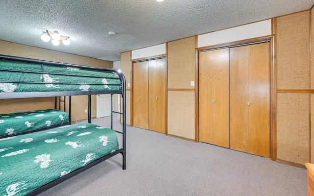 < 1 Mi to Kenai River: Spacious Cabin w/ Deck!