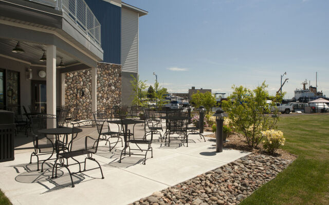 Park Point Marina Inn