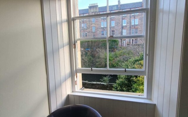 Cosy 1 Bedroom Flat With View of Union Canal