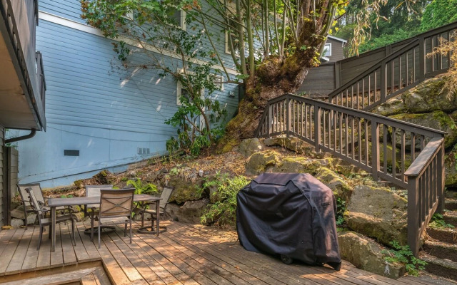 Seattle Vacation Home: The Hawks' Nest