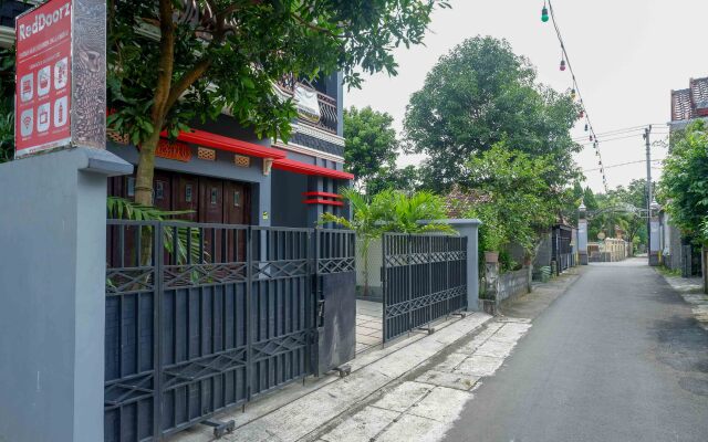 RedDoorz Syariah near Monumen Jogja Kembali