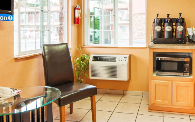 Econo Lodge Inn & Suites Hillsboro - Portland West