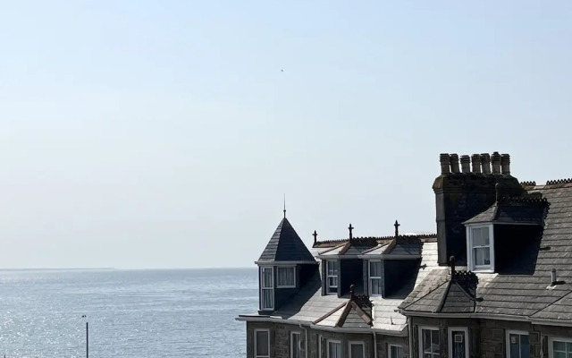 Spacious 5 Bed House Close to Seafront Penzance
