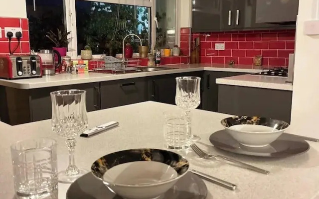 Gloucester - 2 Bed House - Sleeps 7 - Pet Friendly