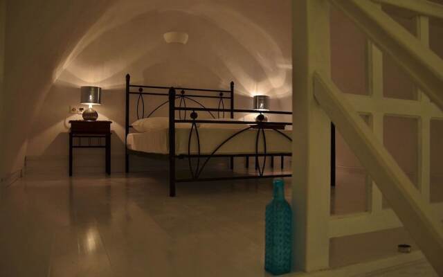 Fira White Residence