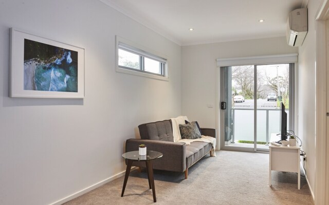 Bright and Updated 1 Bedroom Apartment