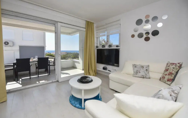 Funtastic C Apartment with Pool and Terrace