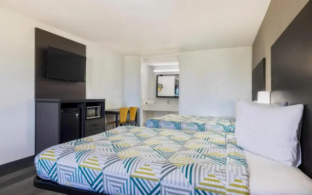 Econo Lodge Inn & Suites