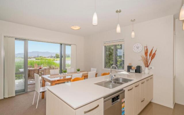 Lakeside Villa Retreat - Matarangi Downstairs Holiday Unit