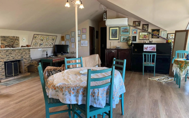 Nino's Veranda Apartment