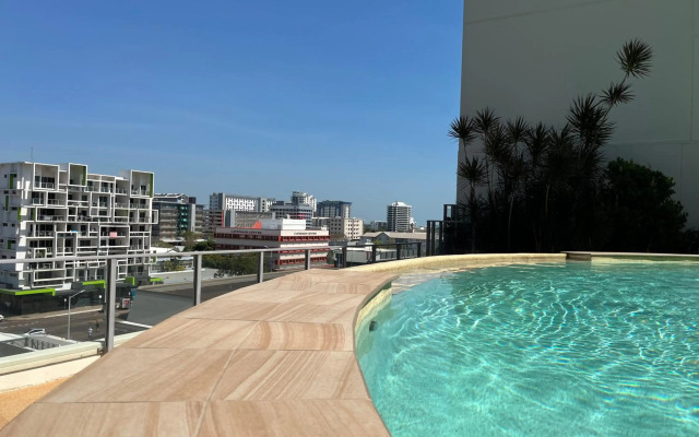 Darwin City Apartment with Harbour View & Pool