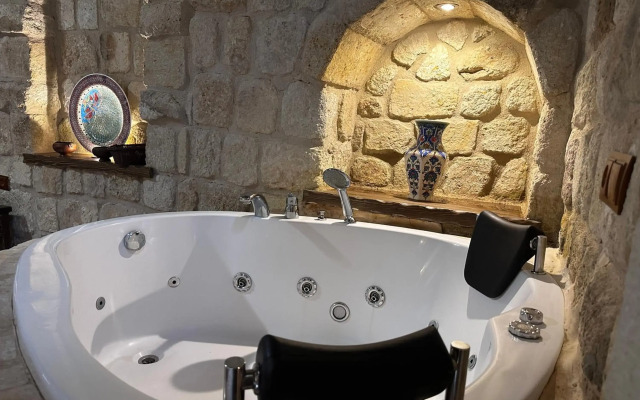 Under Cave Hotel