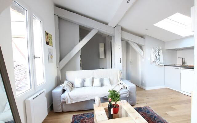 Comfy Attic Apartment Near Grand Théâtre