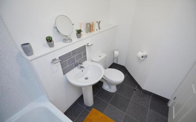 Spire View - 1 Bedroom, sleeps 4, parking Wifi