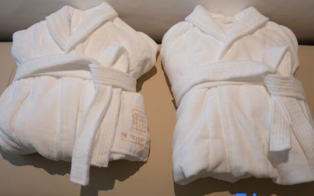 Shanghai People's Square Nanjing East Road Pedestrian Street Treasury Hotel