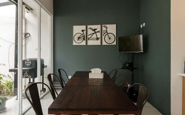 RedDoorz Plus near Exit Toll Puncak 2