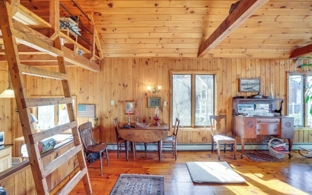Stunning Lake & Mtn Views: Cozy Catskills Cabin!