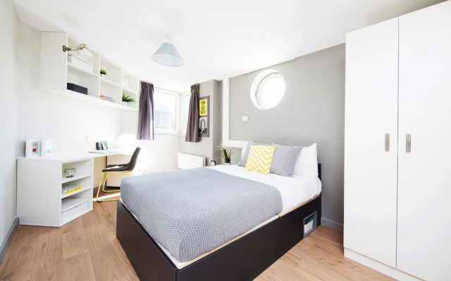 Student Only Ensuite Room in Apt London