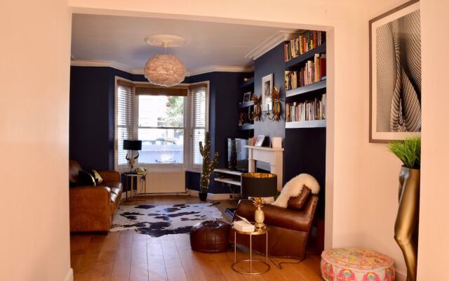 2 Bedroom House in Shepherd's Bush
