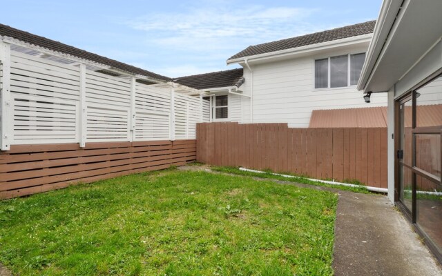 3 Bedroom In Papatoetoe w Parking - Wifi