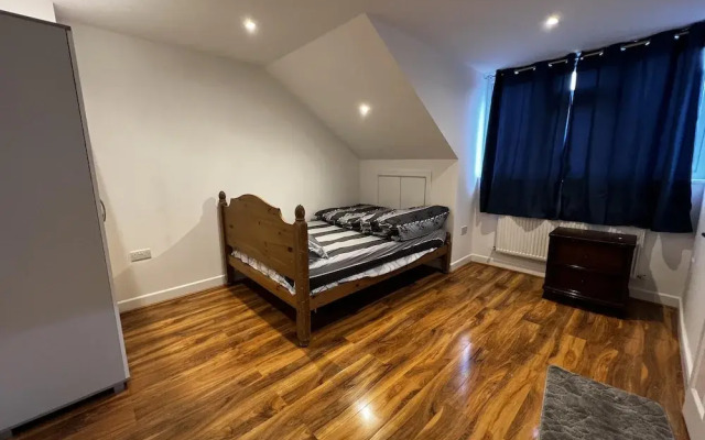 Lovely 6-bed House in Windsor