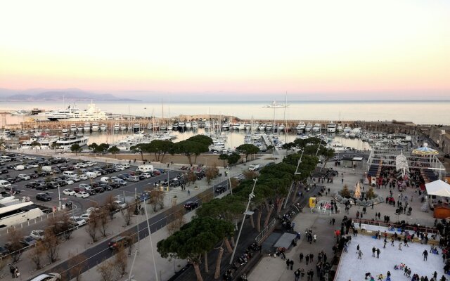 2P Vieil Antibes balcon sur la Marina