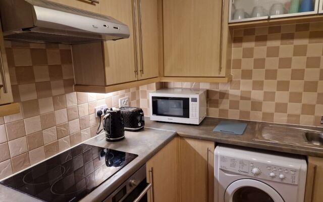 2 Bed Flat - Sleeps 4 - Parking - Wifi