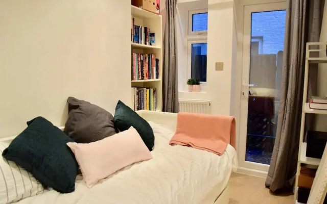 Modern 3 Bedroom Garden Flat in Tooting