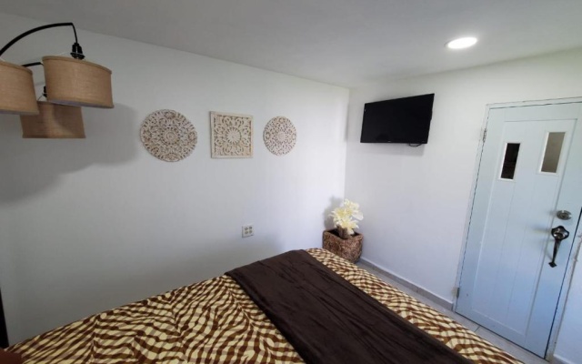 Aguadilla Breeze apt with electricity water ac wifi gated complex 8 minute walk to Crashboat beach — фото 3