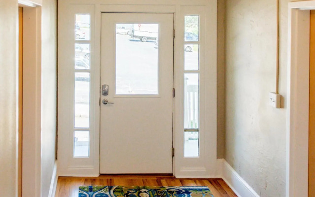 Downton Annie Apartment Three 2BD 1BA Parking
