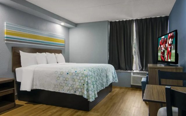 HomeTowne Studios by Red Roof & Conference Center Chicago – N Aurora/ Naperville
