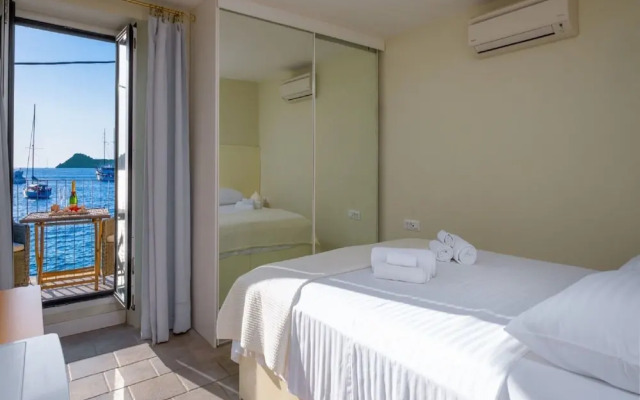 Villa Lola - Four Bedroom Villa With Sea View