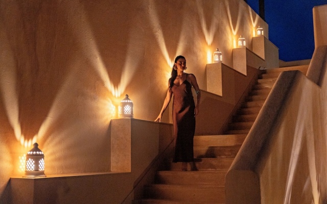 Almazino, Almaza Bay