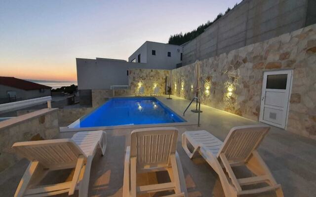 Apartments Mate with pool