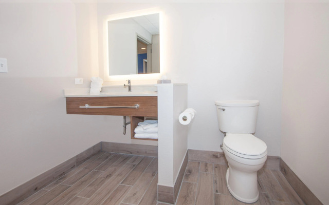Holiday Inn Express & Suites Panama City Beach - Beachfront by IHG