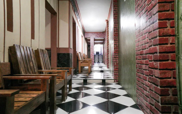 RedDoorz near Alun Alun Batu