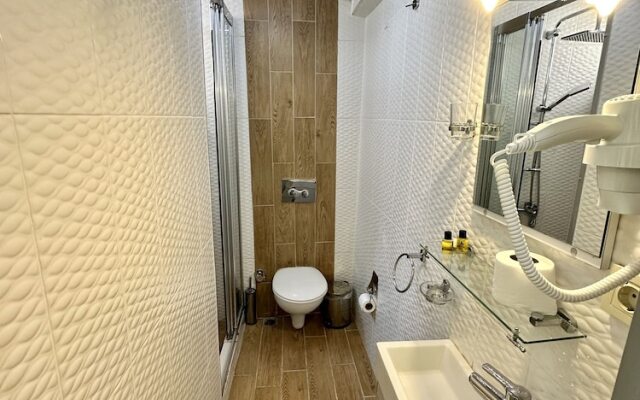 Отель Crowned Plus Hotel