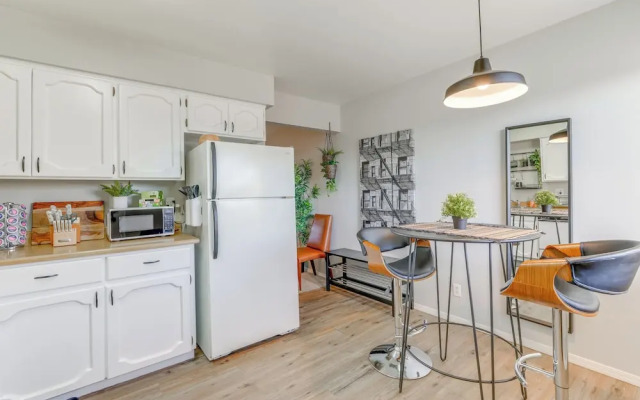 Walk to Conveniences: Tempe Condo w/ Pool!