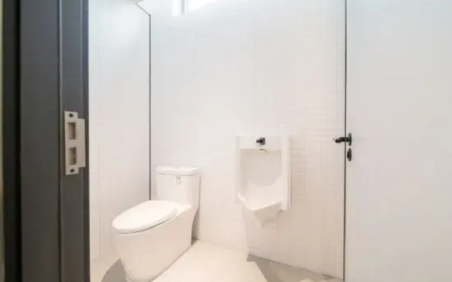 Haiyou Hotel (Shanghai Dong'an Road Subway Station)