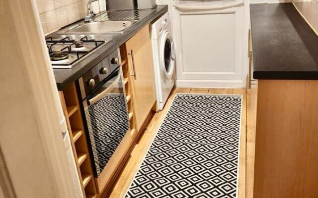 Spacious 3-bed House With Free Parking
