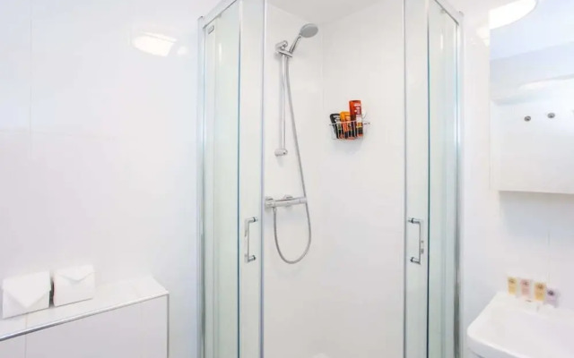 Energised Apartment With Gym in Brent Park