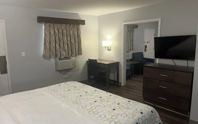 HomeTowne Studios & Suites by Red Roof Charlotte - Ballantyne
