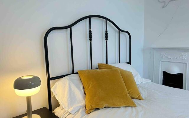 Cool 2 Bed House Hornchurch, Arcade Games, Parking