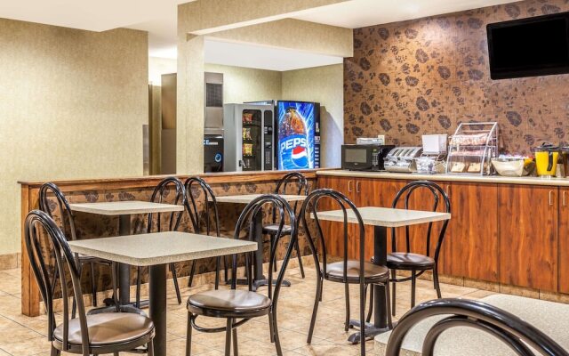 Super 8 By Wyndham Liverpool/Clay/Syracuse Area