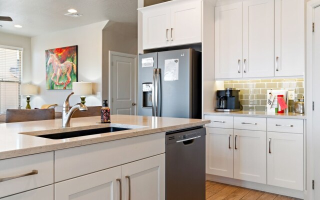 Sunshine Serendipity 4 Bedroom Apts by RedAwning